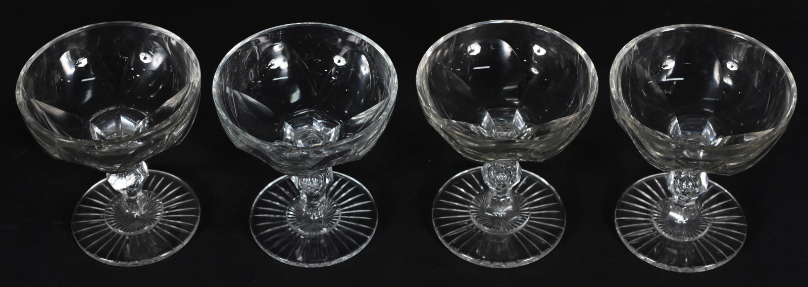 Doze taças de champagne de cristal francês lapidação "dedão", estando... - foto 2 de 5