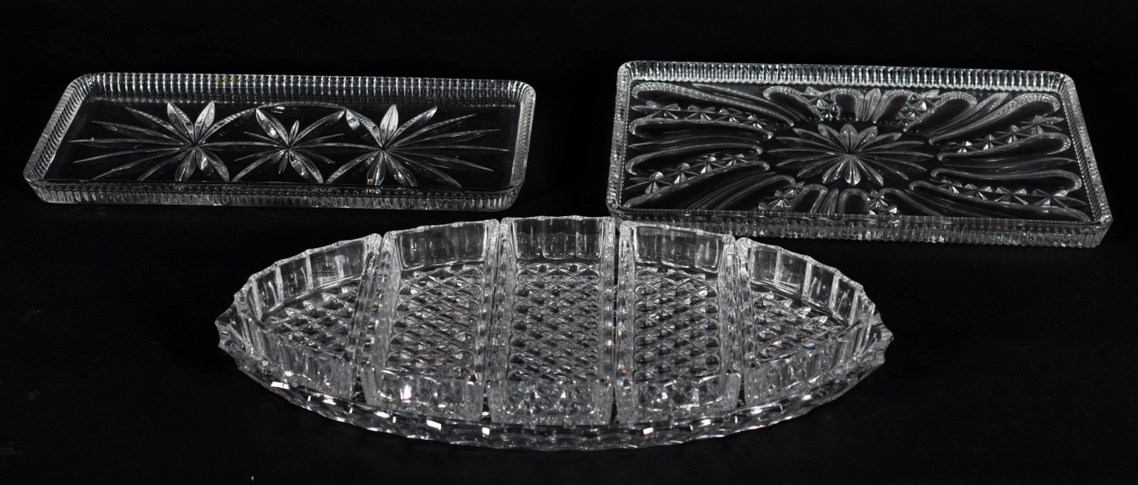 Tres peças diversas de cristal tcheco lapidado, sendo duas travessas... - foto 1 de 4