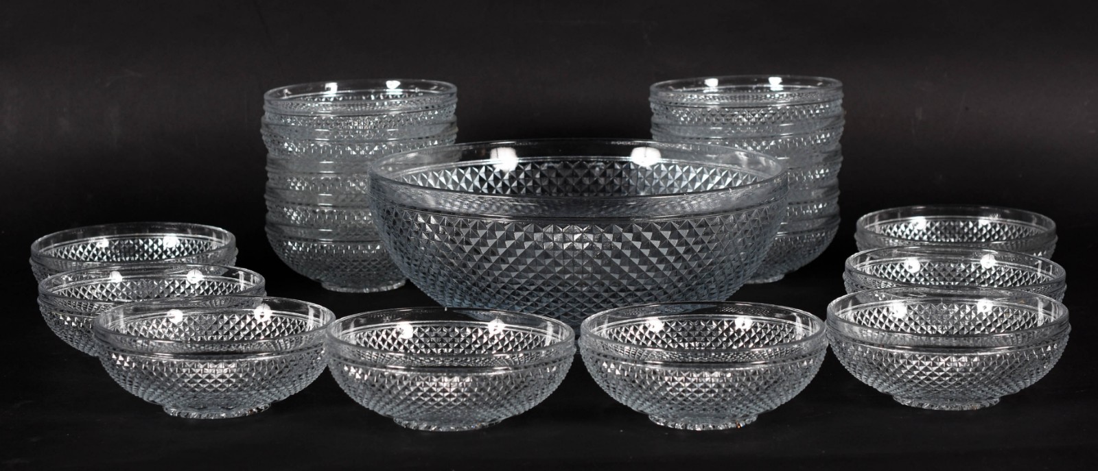 Conjunto de saladeira e 18 bowls lapidação "bico de jaca". - foto 1 de 4