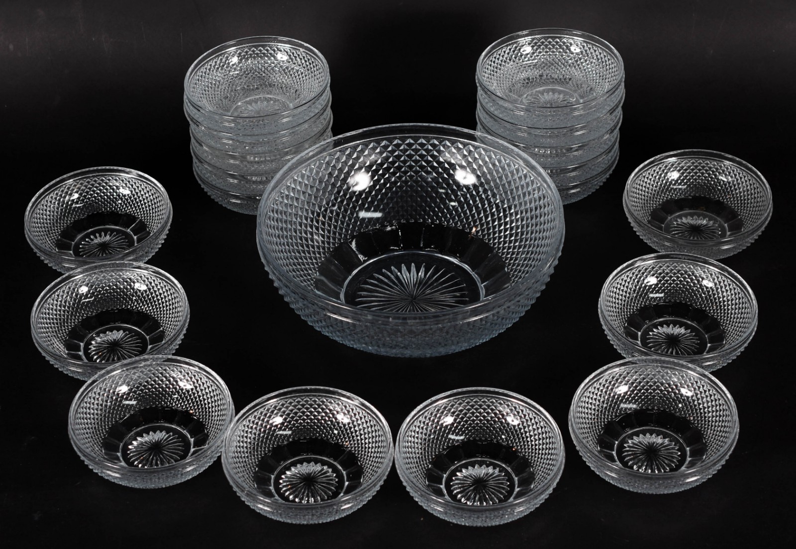 Conjunto de saladeira e 18 bowls lapidação "bico de jaca". - foto 2 de 4