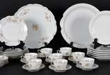 Conjunto de porcelana RENNER para bolo e café c... - Conjunto de porcelana RENNER para bolo e café comp. 8 xícaras com pires, 6 pratos de sobremesa e 1 prato grande para bolo, prato de bolo e 6 pra...