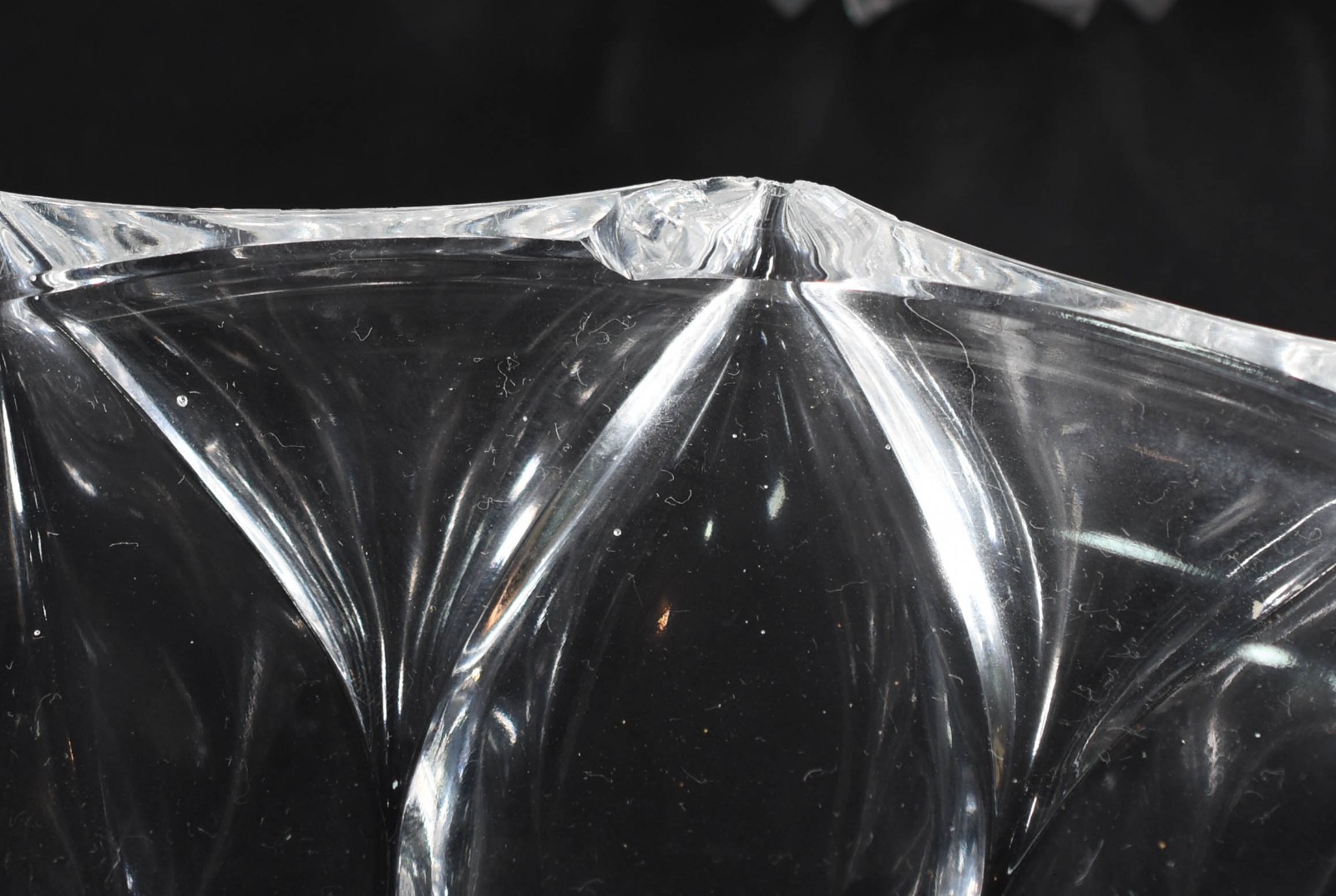Oito peças diversas de cristal lapidado, sendo três pratos grandes... - foto 5 de 5
