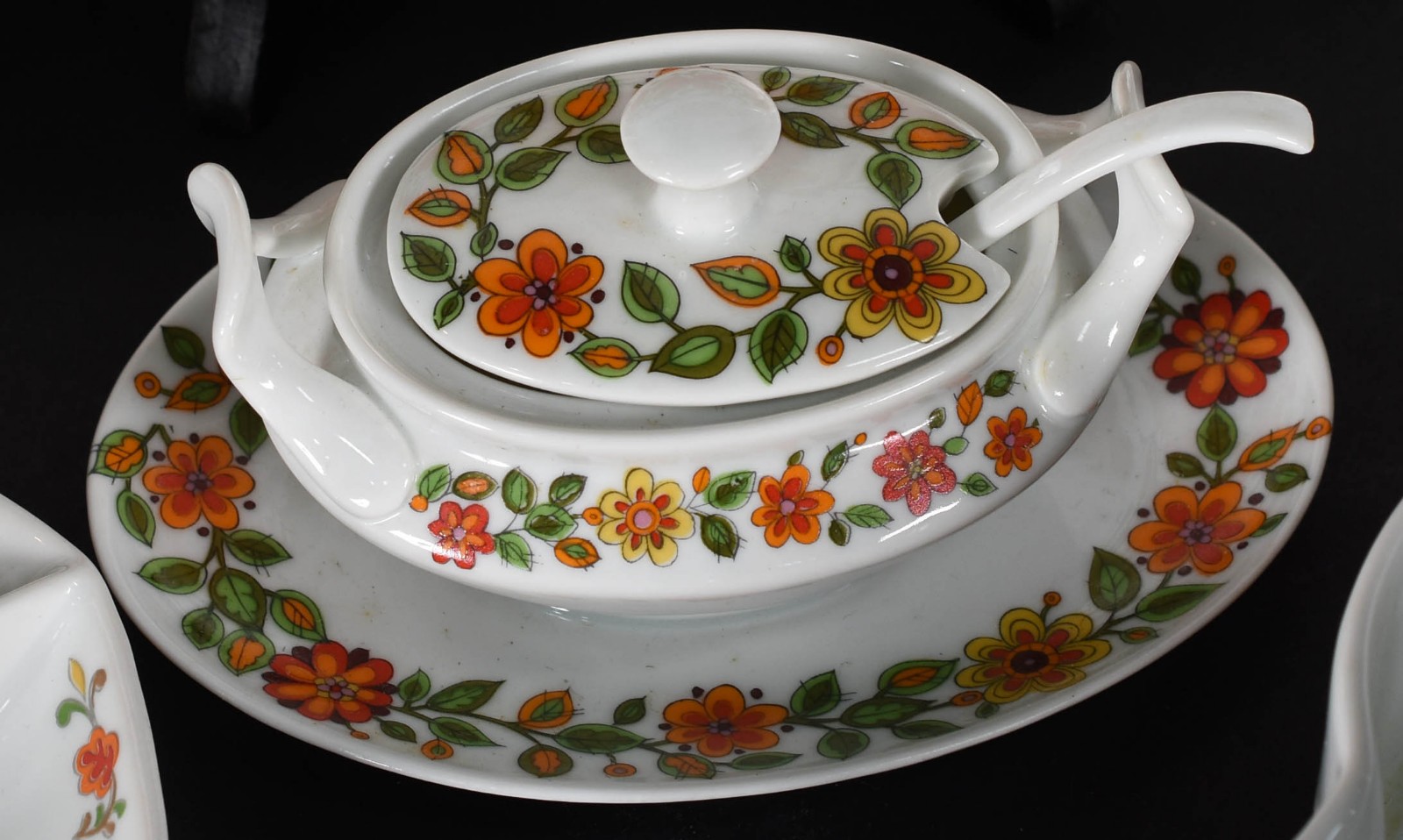 Serviço de porcelana Schmidt floral, comp. de 23 pratos rasos, 12... - foto 4 de 5
