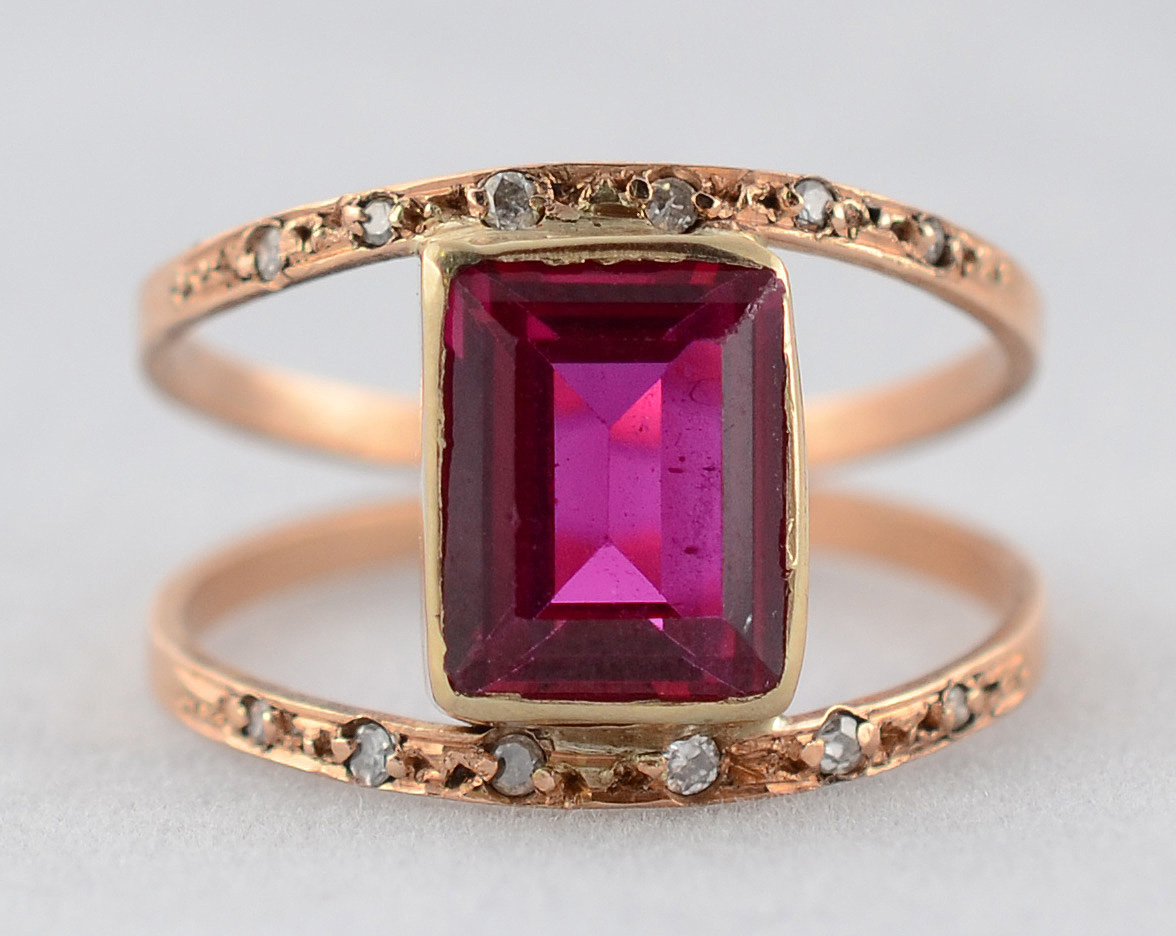 Anel de ouro 18 k com um rubi com 2,20 ct e doze brilhantes com 0,12... - foto 2 de 2