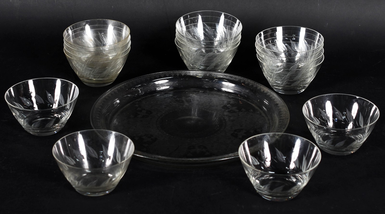Diversas peças de cristal, sendo um prato grande para sobremesa com... - foto 1 de 5