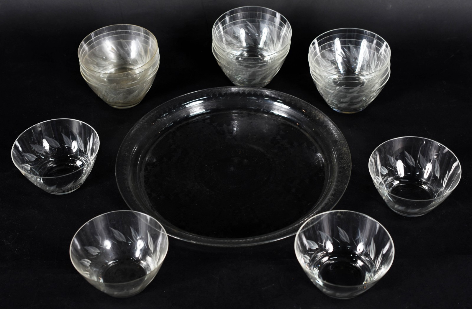 Diversas peças de cristal, sendo um prato grande para sobremesa com... - foto 2 de 5