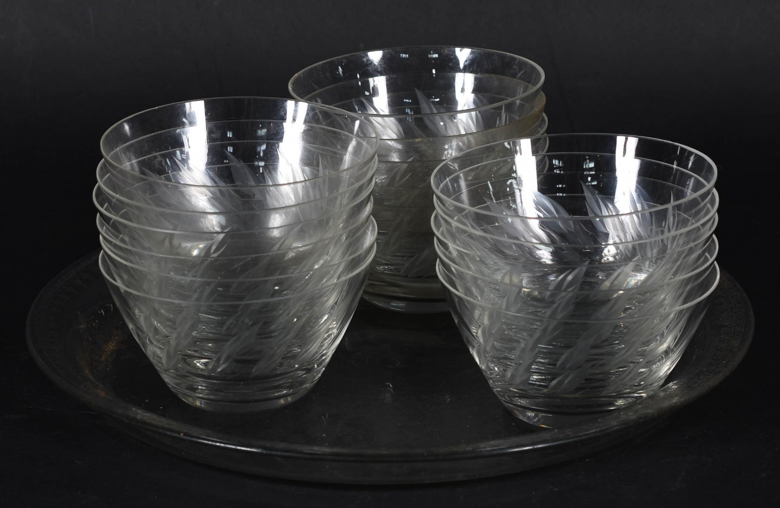 Diversas peças de cristal, sendo um prato grande para sobremesa com... - foto 3 de 5