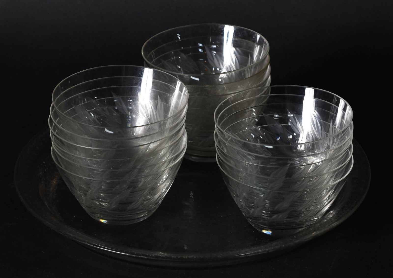 Diversas peças de cristal, sendo um prato grande para sobremesa com... - foto 4 de 5