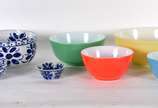 Diversas peças, sendo um bowl grande e dois men... - Diversas peças, sendo um bowl grande e dois menores de porcelana mineira MONTE SIÃO e,  4 bowls/pirex coloridos. Total 7 peças