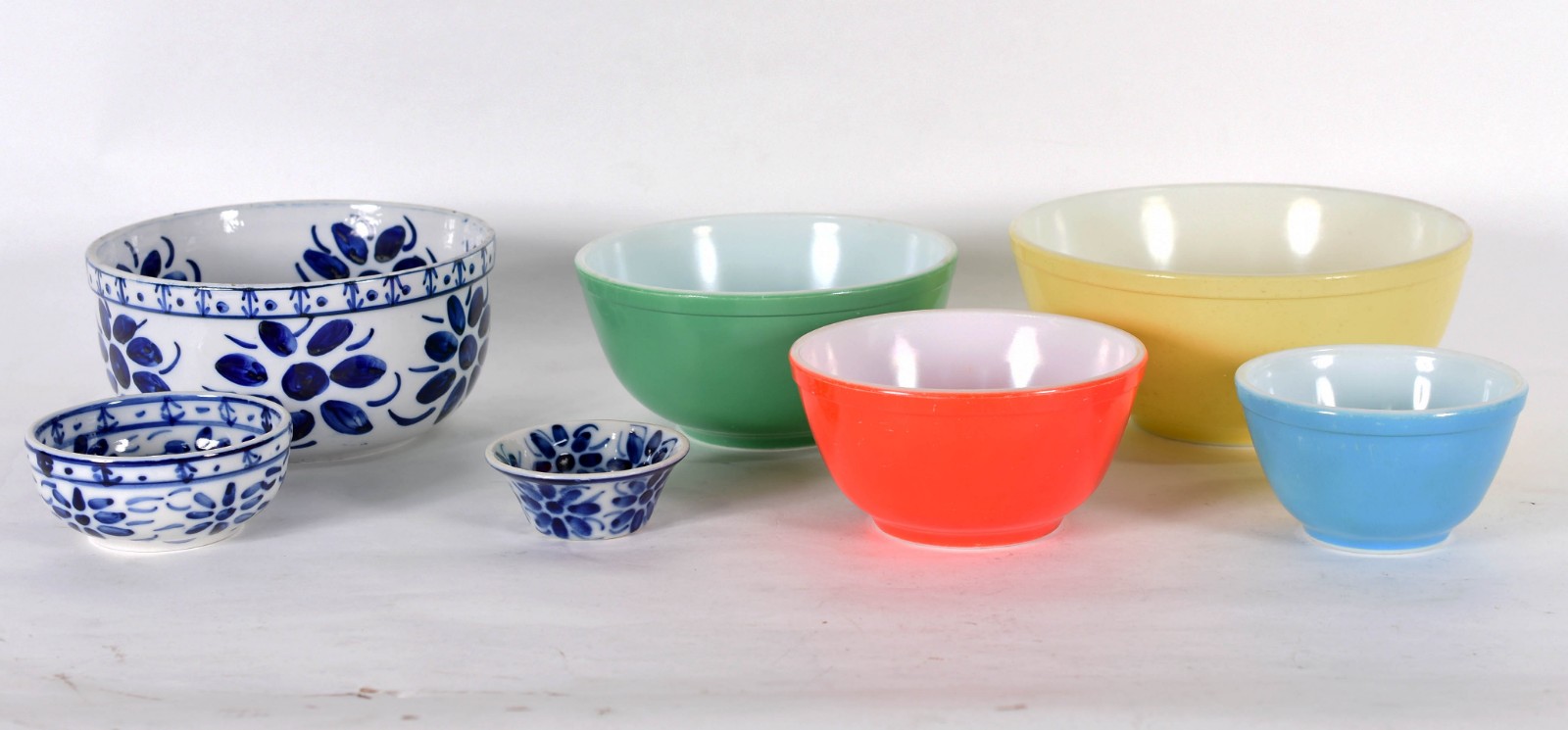 Diversas peças, sendo um bowl grande e dois menores de porcelana... - foto 1 de 6