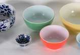 Diversas peças, sendo um bowl grande e dois men... - Diversas peças, sendo um bowl grande e dois menores de porcelana mineira MONTE SIÃO e,  4 bowls/pirex coloridos. Total 7 peças