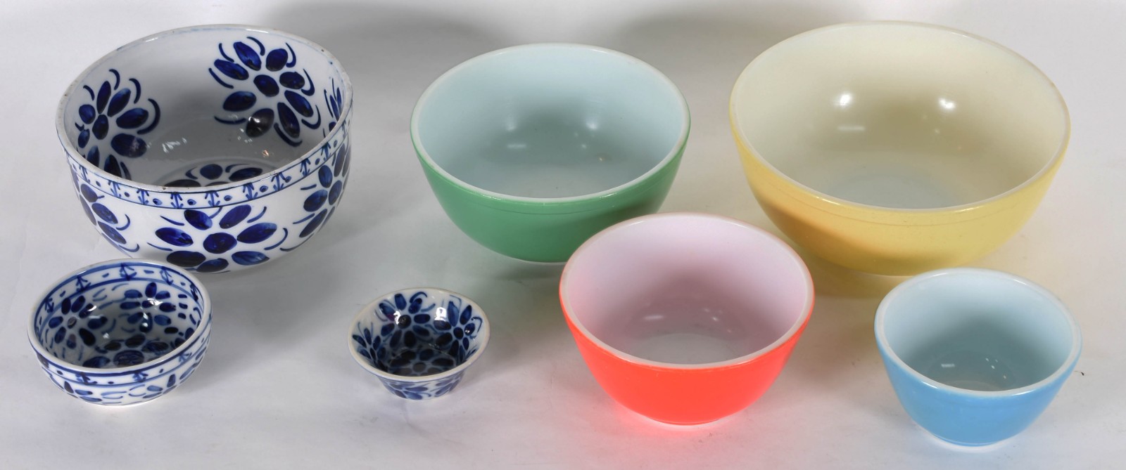 Diversas peças, sendo um bowl grande e dois menores de porcelana... - foto 2 de 6