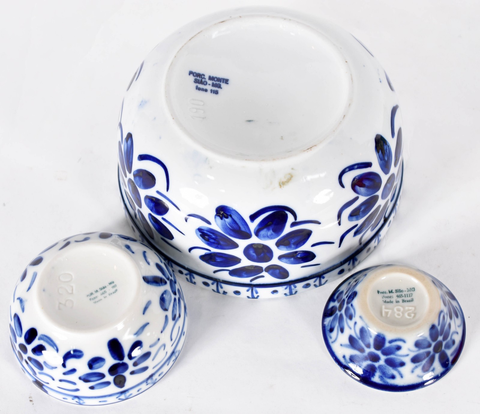 Diversas peças, sendo um bowl grande e dois menores de porcelana... - foto 3 de 6