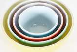 Diversas peças, sendo um bowl grande e dois men... - Diversas peças, sendo um bowl grande e dois menores de porcelana mineira MONTE SIÃO e,  4 bowls/pirex coloridos. Total 7 peças