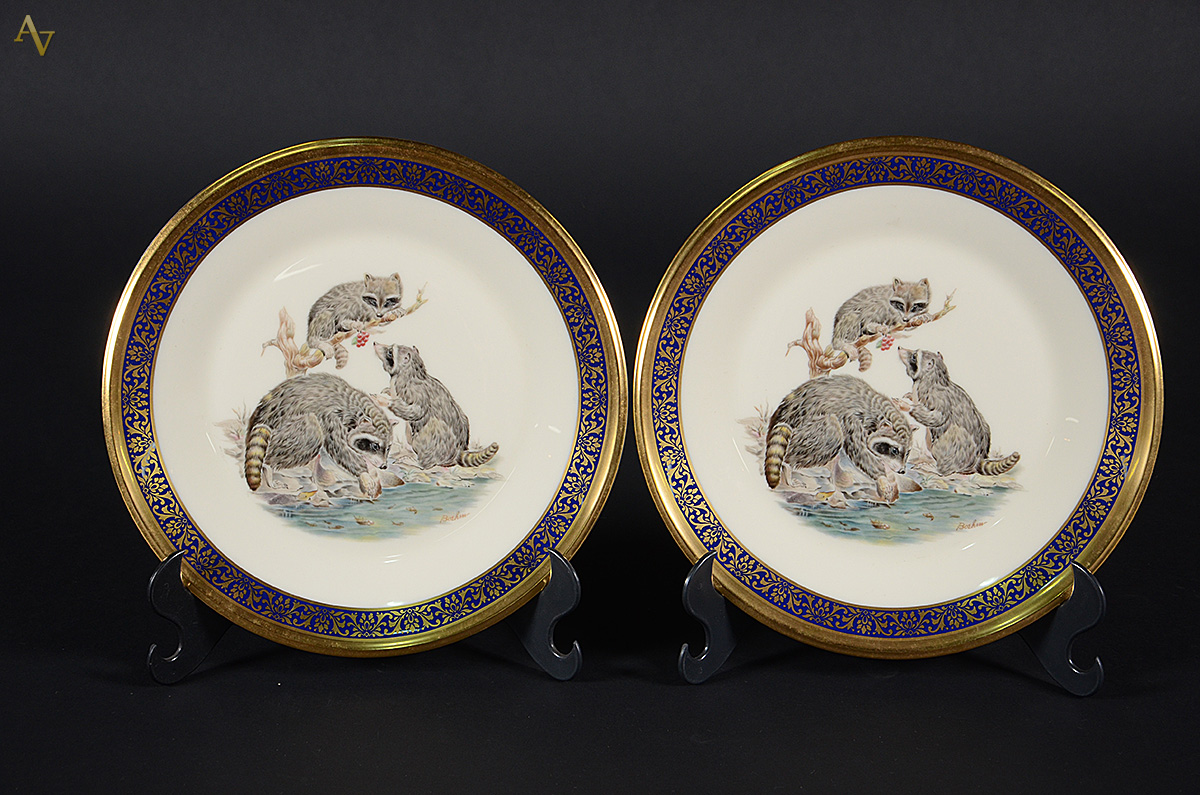 Par de pratos de porcelana americana pintados à mão com guaxinins em... - foto 1 de 2