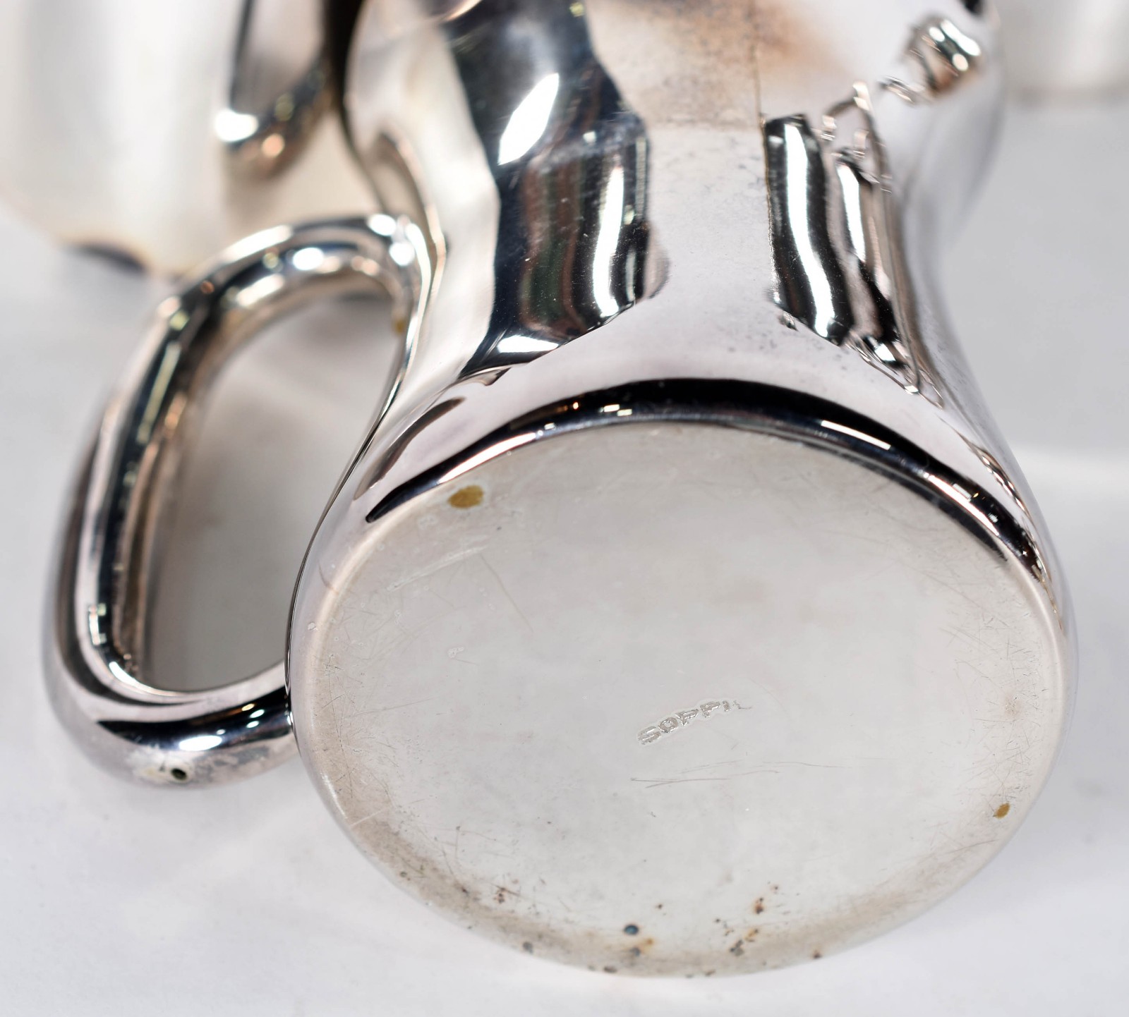 Diversas peças de metal prateado, sendo: conjunto de dois bules e... - foto 5 de 5