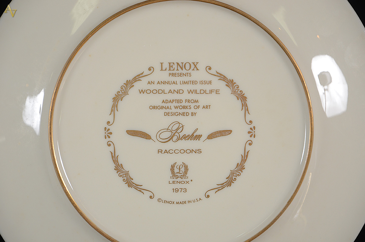 Par de pratos de porcelana americana pintados à mão com guaxinins em... - foto 2 de 2