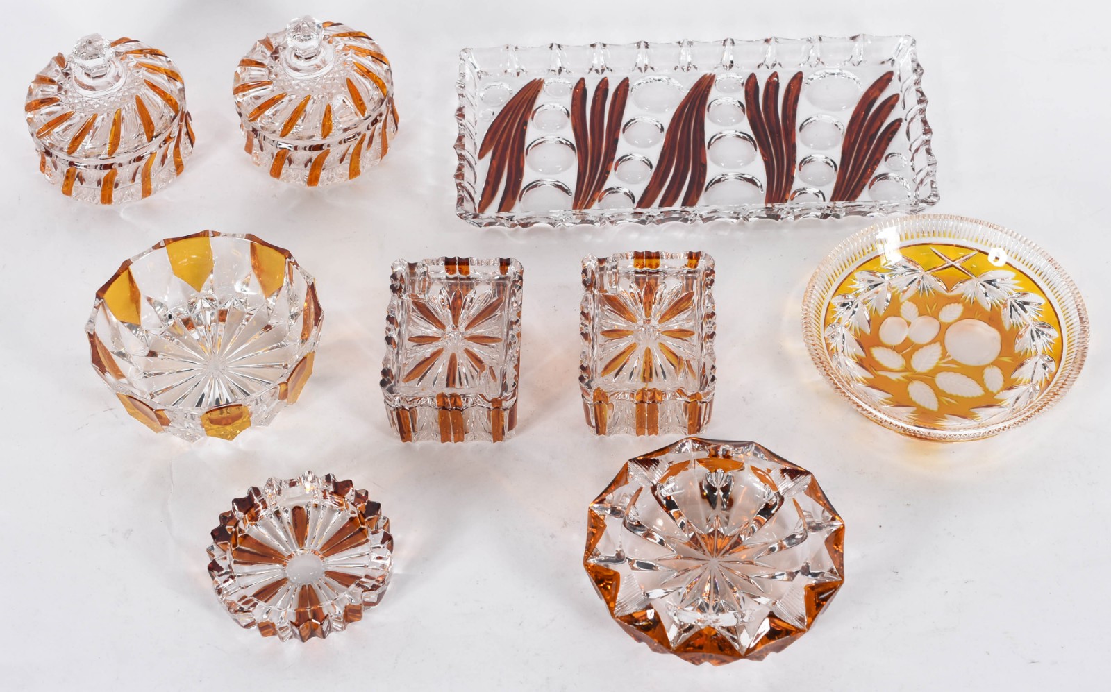 Nove peças diversas de cristal doublé ambar, sendo 2 caixas com... - foto 2 de 4