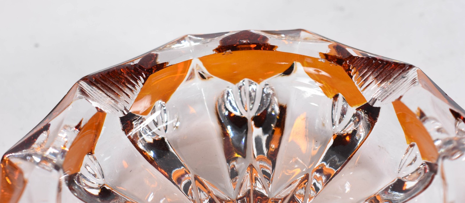 Nove peças diversas de cristal doublé ambar, sendo 2 caixas com... - foto 3 de 4