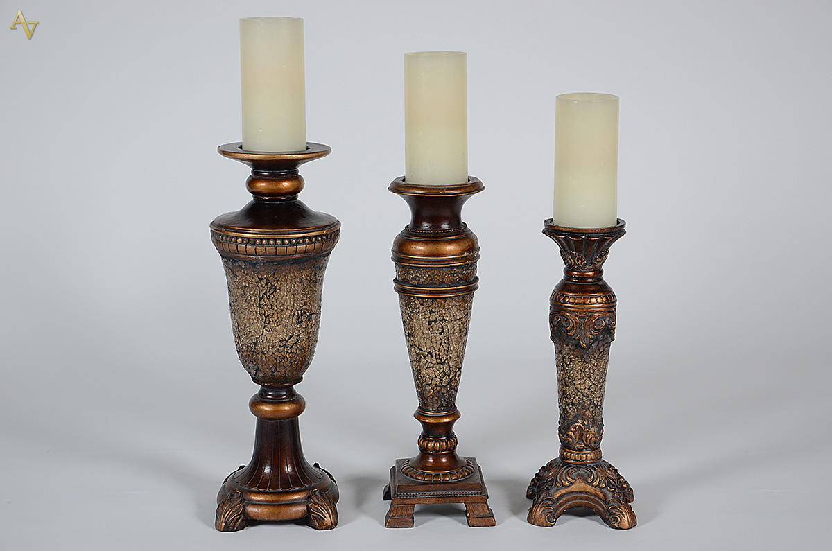 Três castiçais diversos de madeira com velas artificiais. Alturas 36...