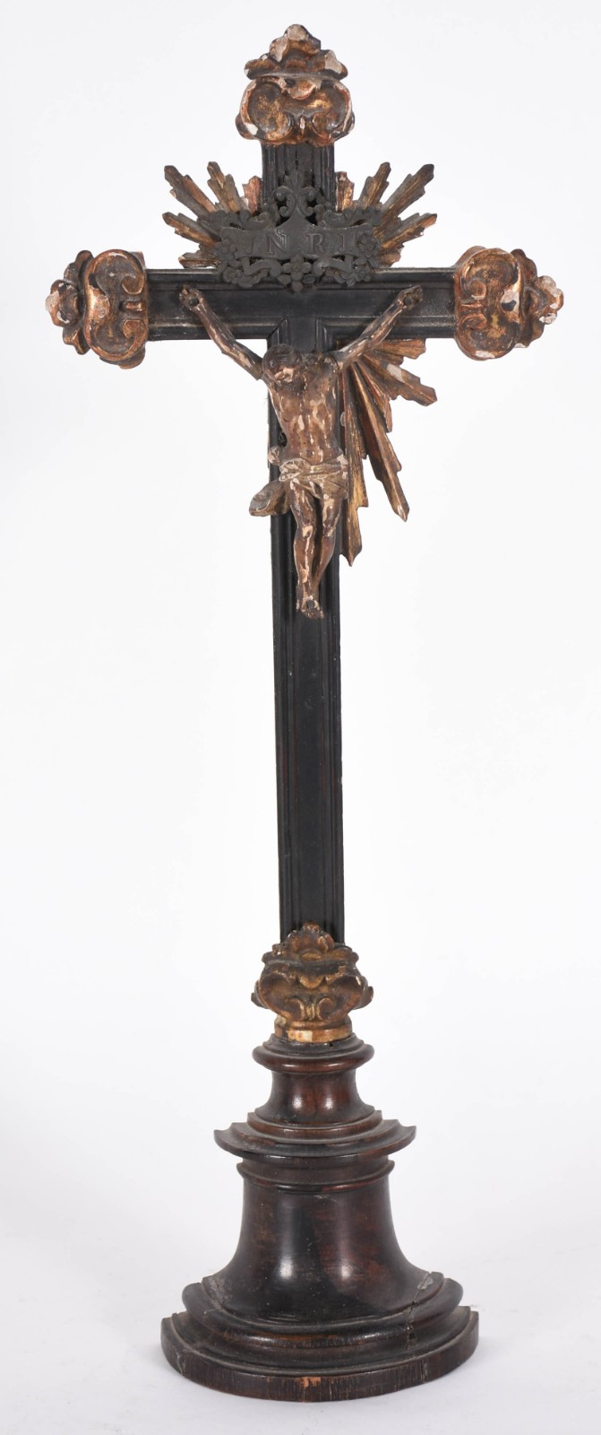 Crucifixo de madeira com figura de Cristo entalhada, resquícios... - foto 1 de 3
