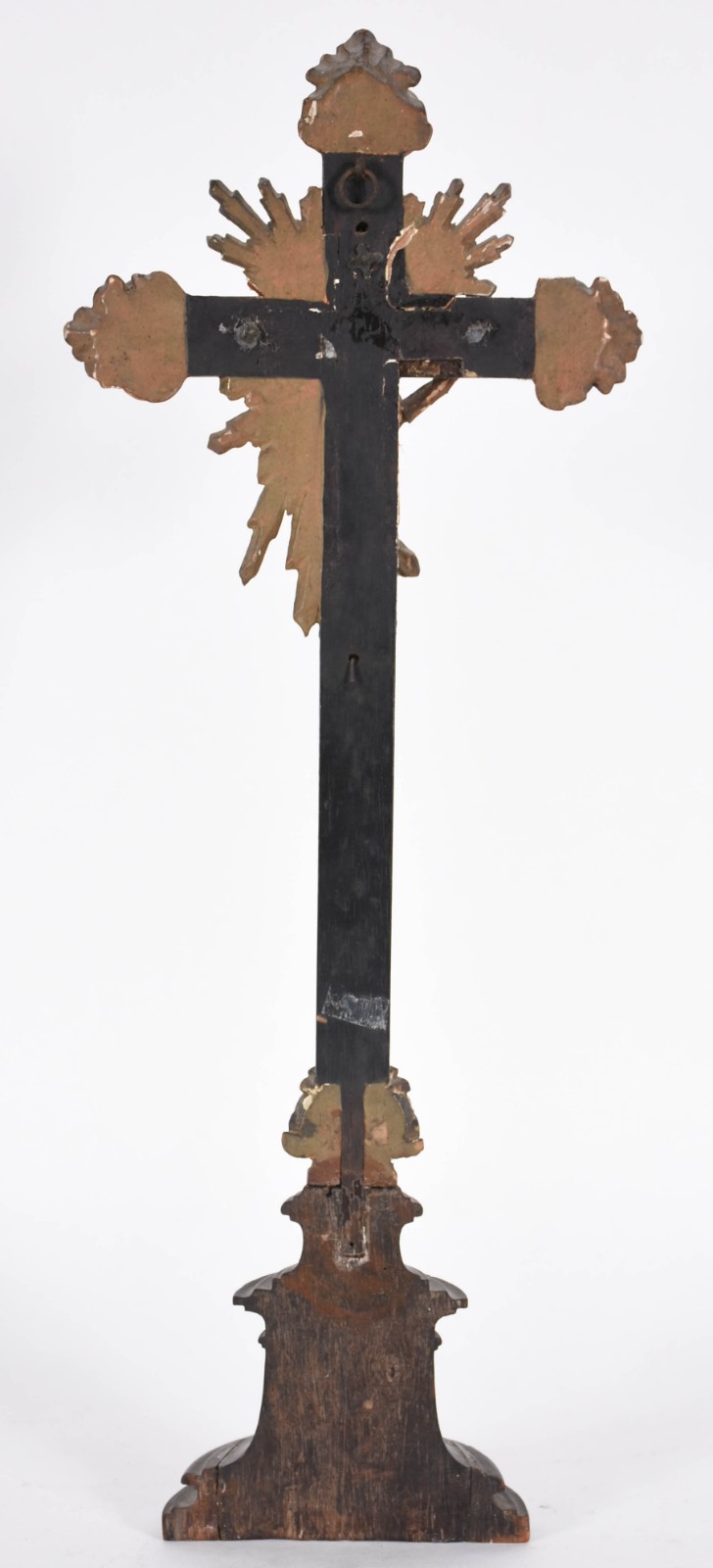 Crucifixo de madeira com figura de Cristo entalhada, resquícios... - foto 2 de 3