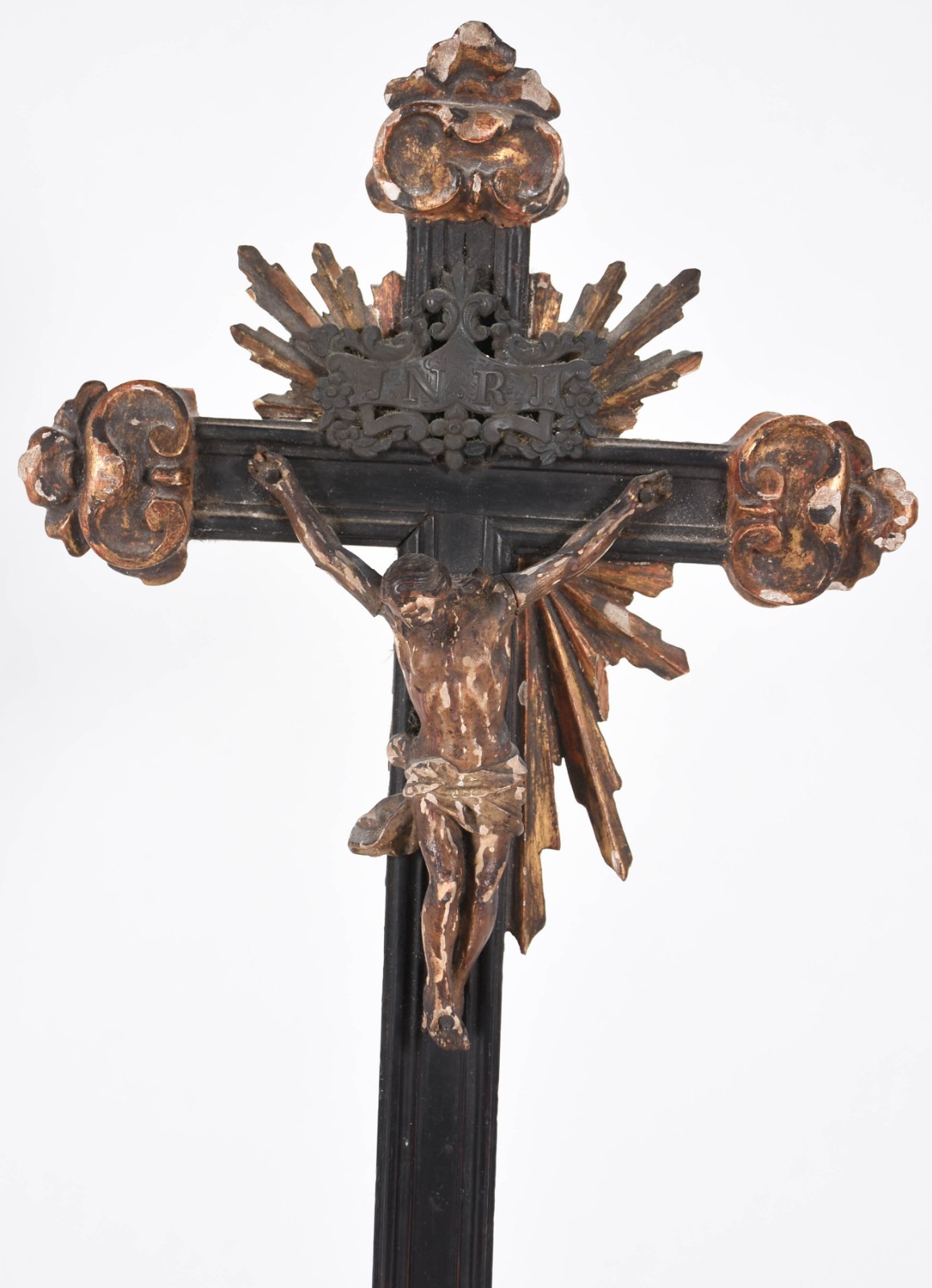 Crucifixo de madeira com figura de Cristo entalhada, resquícios... - foto 3 de 3