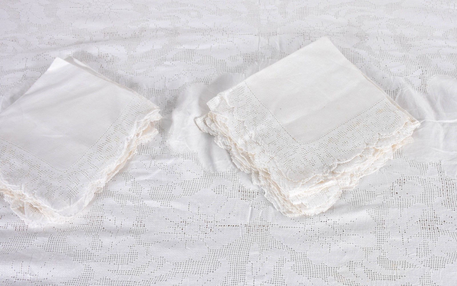 Duas toalhas de mesa na cor branca, uma com 12 guardanapos ( 11 com... - foto 5 de 5