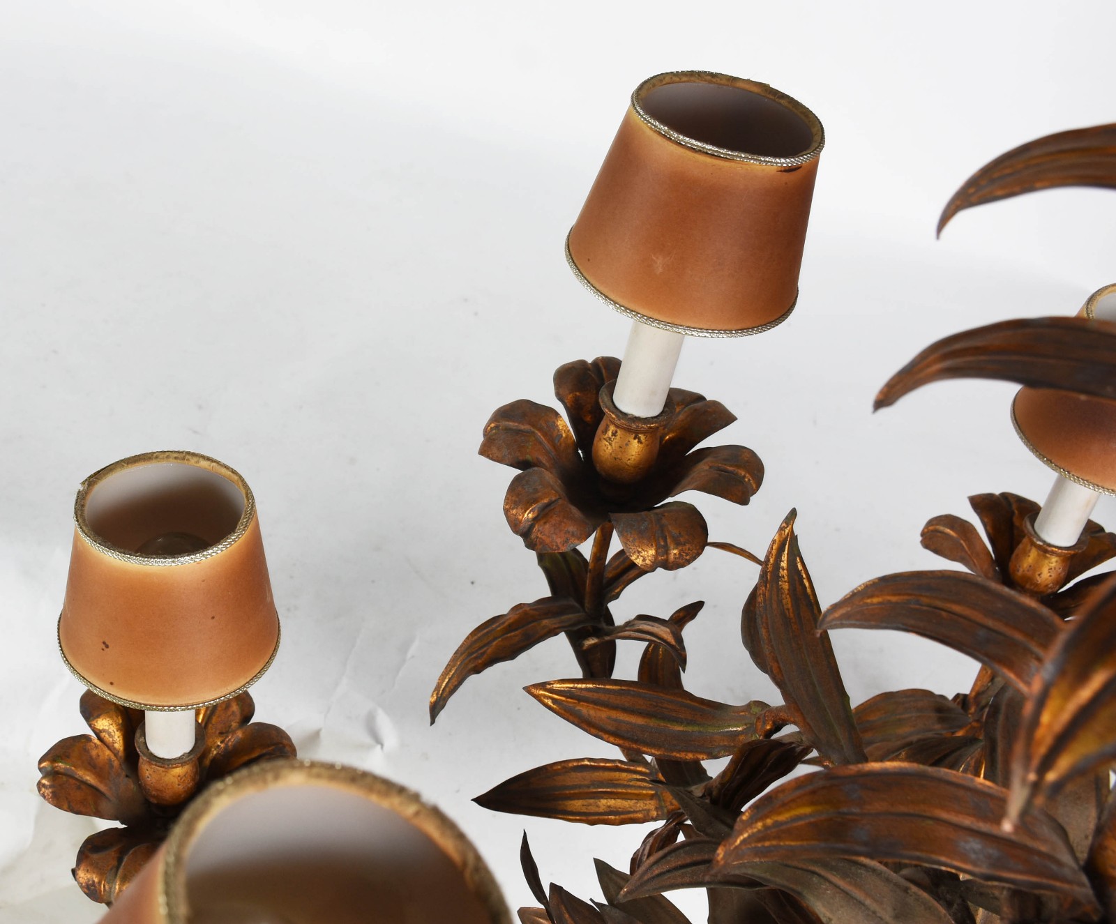Lustre de metal dourado para 8 luzes, mangas de pergaminho. - foto 3 de 3
