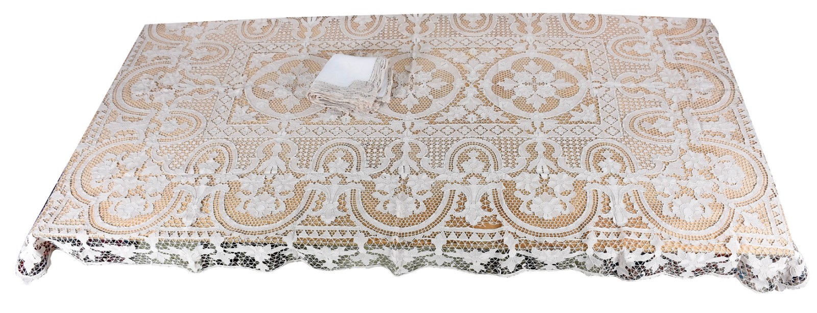Toalha de mesa de renda veneziana na cor bege com 12 guardanapos. - foto 1 de 3