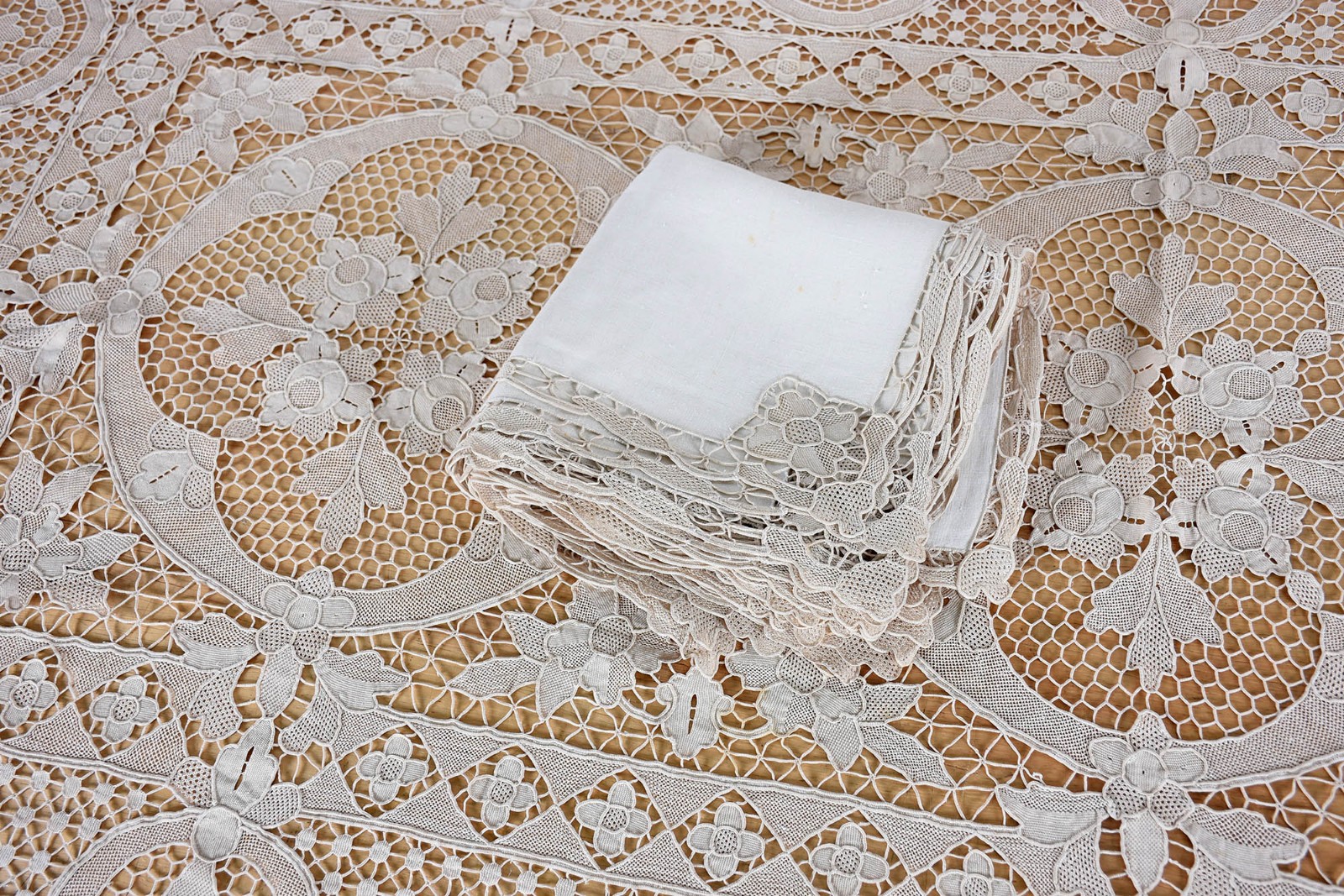 Toalha de mesa de renda veneziana na cor bege com 12 guardanapos. - foto 2 de 3