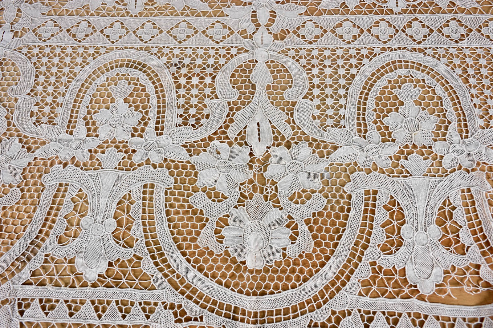 Toalha de mesa de renda veneziana na cor bege com 12 guardanapos. - foto 3 de 3