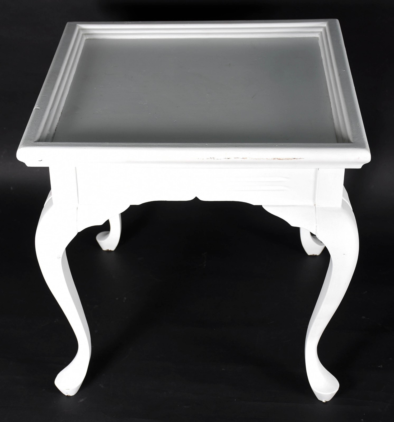 Mesa auxiliar de madeira pintada na cor branca, feitio quadrado com... - foto 1 de 3