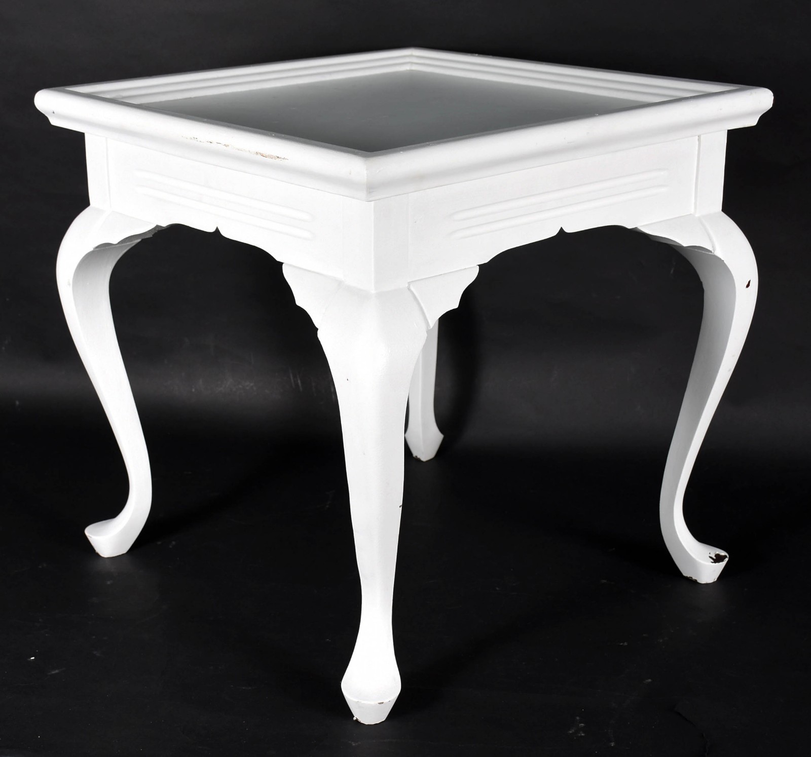 Mesa auxiliar de madeira pintada na cor branca, feitio quadrado com... - foto 2 de 3
