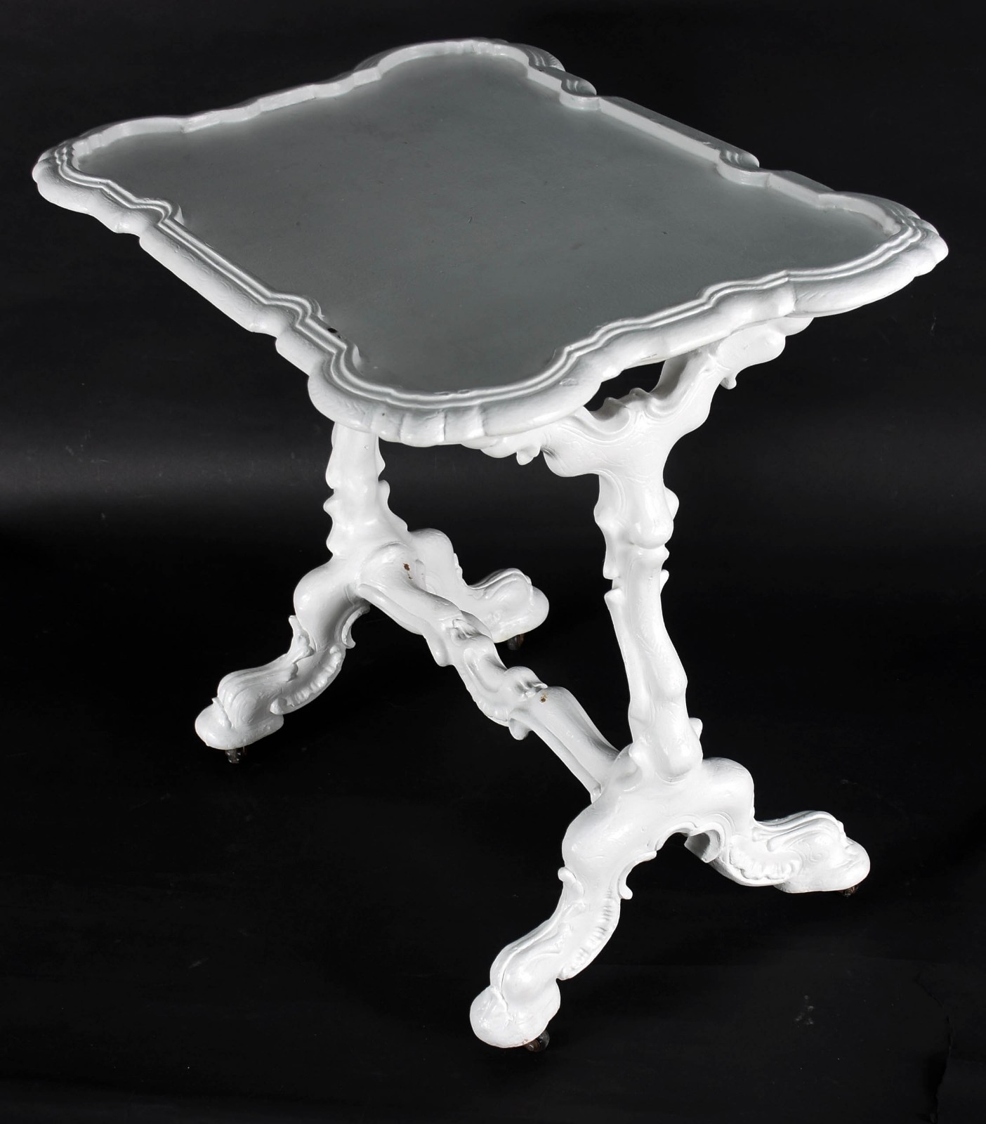 Mesa auxiliar de madeira pintada na cor branca, sobre rodízios. - foto 1 de 4
