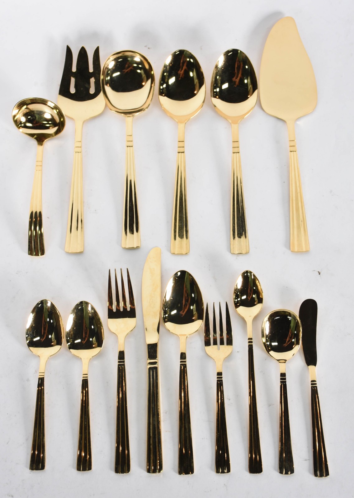 Faqueiro de metal dourado composto de. 12 facas, 12 grafos grandes... - foto 1 de 5