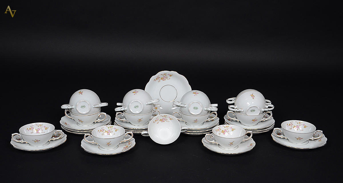 Dezessete taças para consomé com pires de porcelana Renner floral - foto 1 de 2