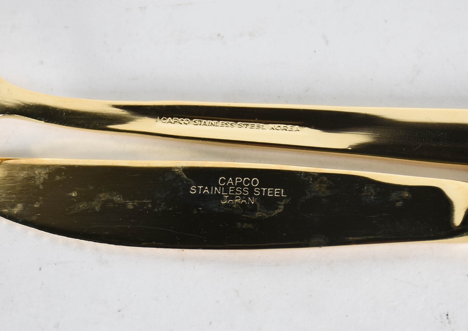 Faqueiro de metal dourado composto de. 12 facas, 12 grafos grandes... - foto 3 de 5