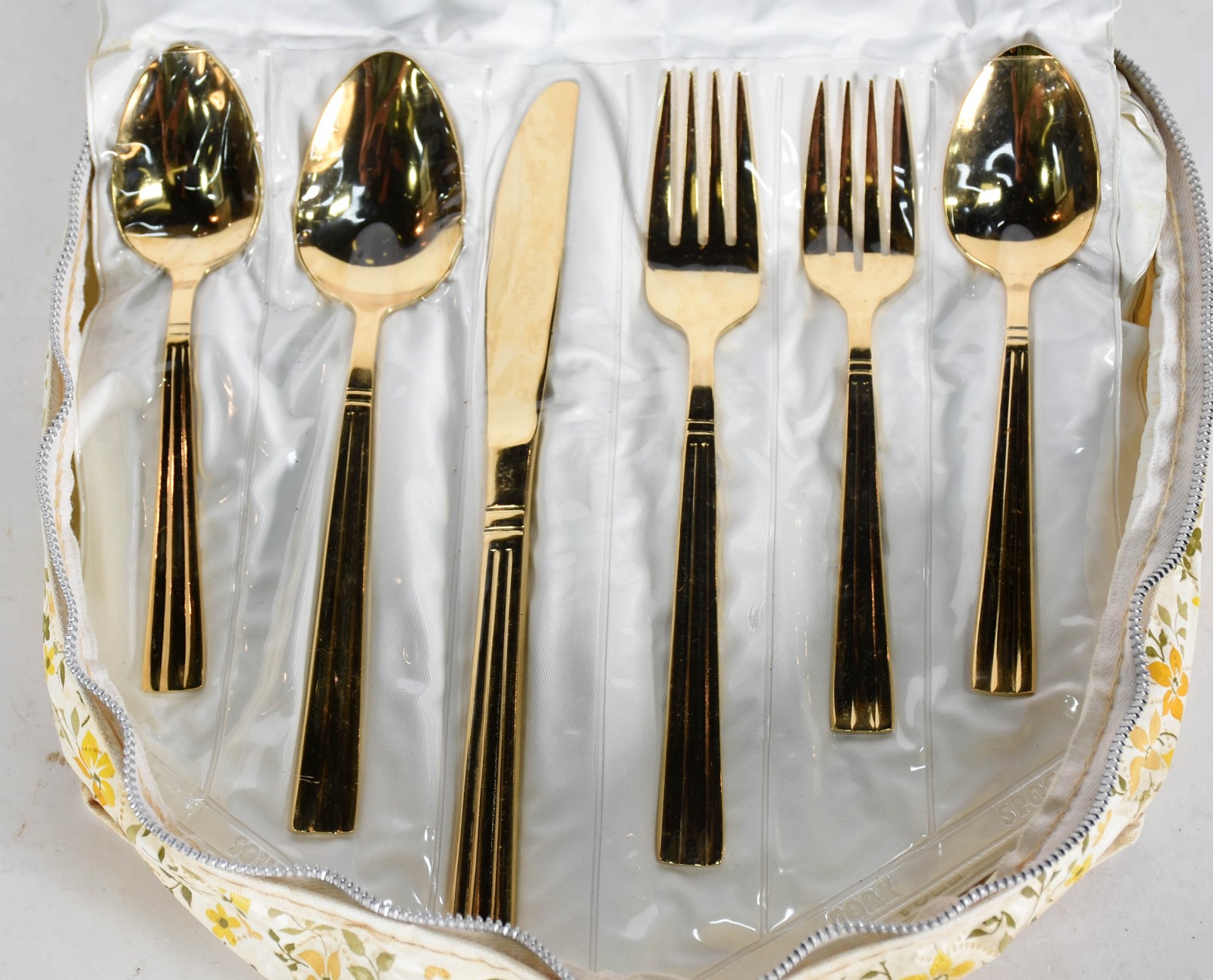 Faqueiro de metal dourado composto de. 12 facas, 12 grafos grandes... - foto 4 de 5