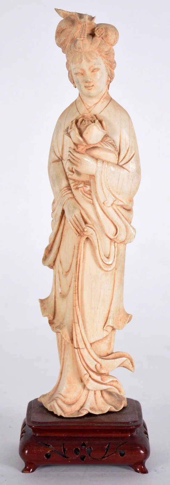 Estatueta de marfim representando Gueixa com flor de lótus, base de... - foto 1 de 3