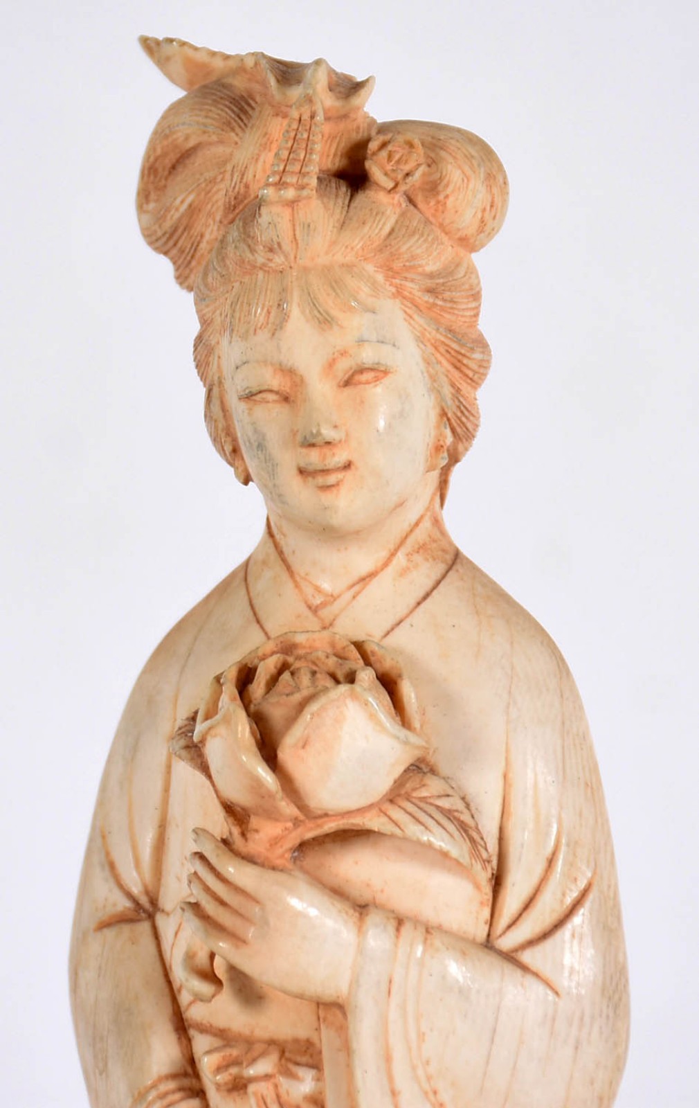 Estatueta de marfim representando Gueixa com flor de lótus, base de... - foto 2 de 3