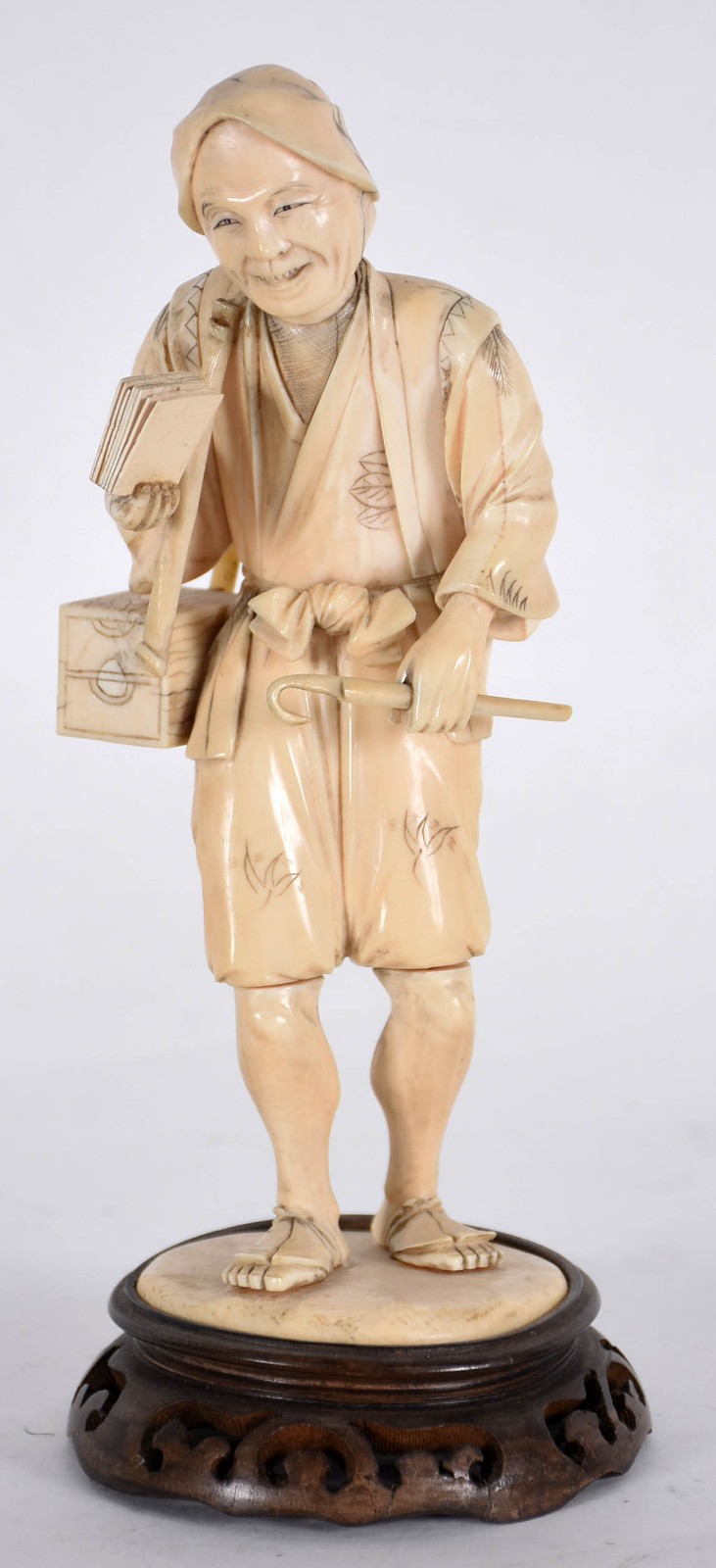 Estatueta em marfim representando figura masculina com livro, alça da... - foto 1 de 3