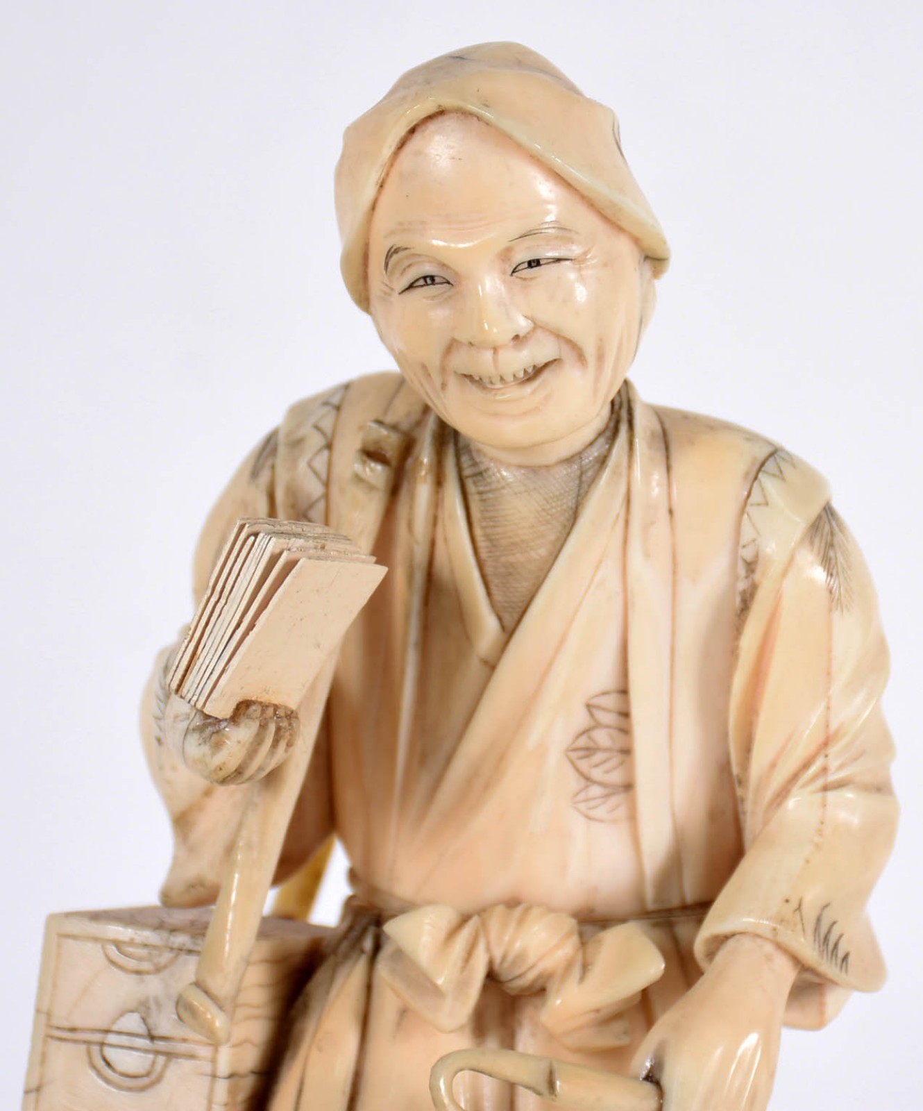 Estatueta em marfim representando figura masculina com livro, alça da... - foto 2 de 3