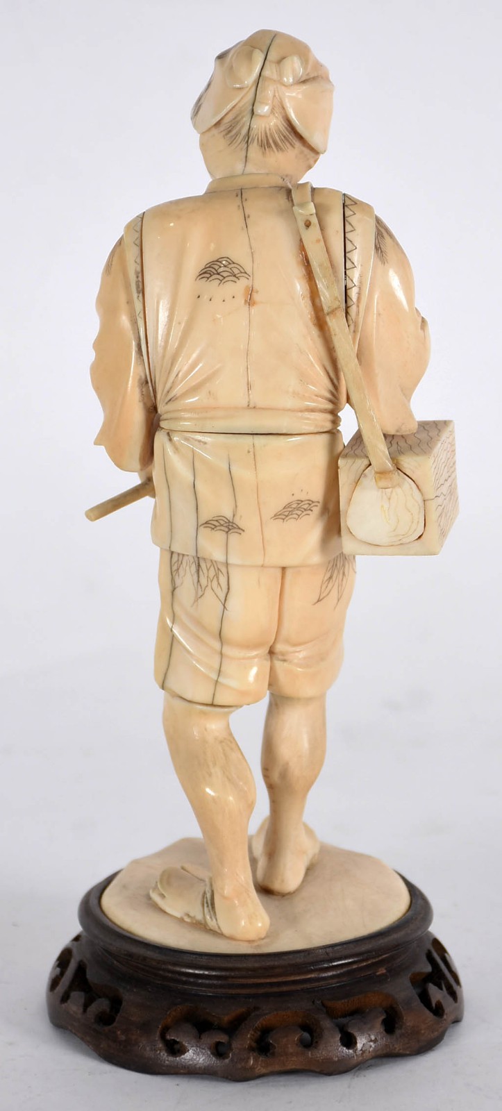 Estatueta em marfim representando figura masculina com livro, alça da... - foto 3 de 3
