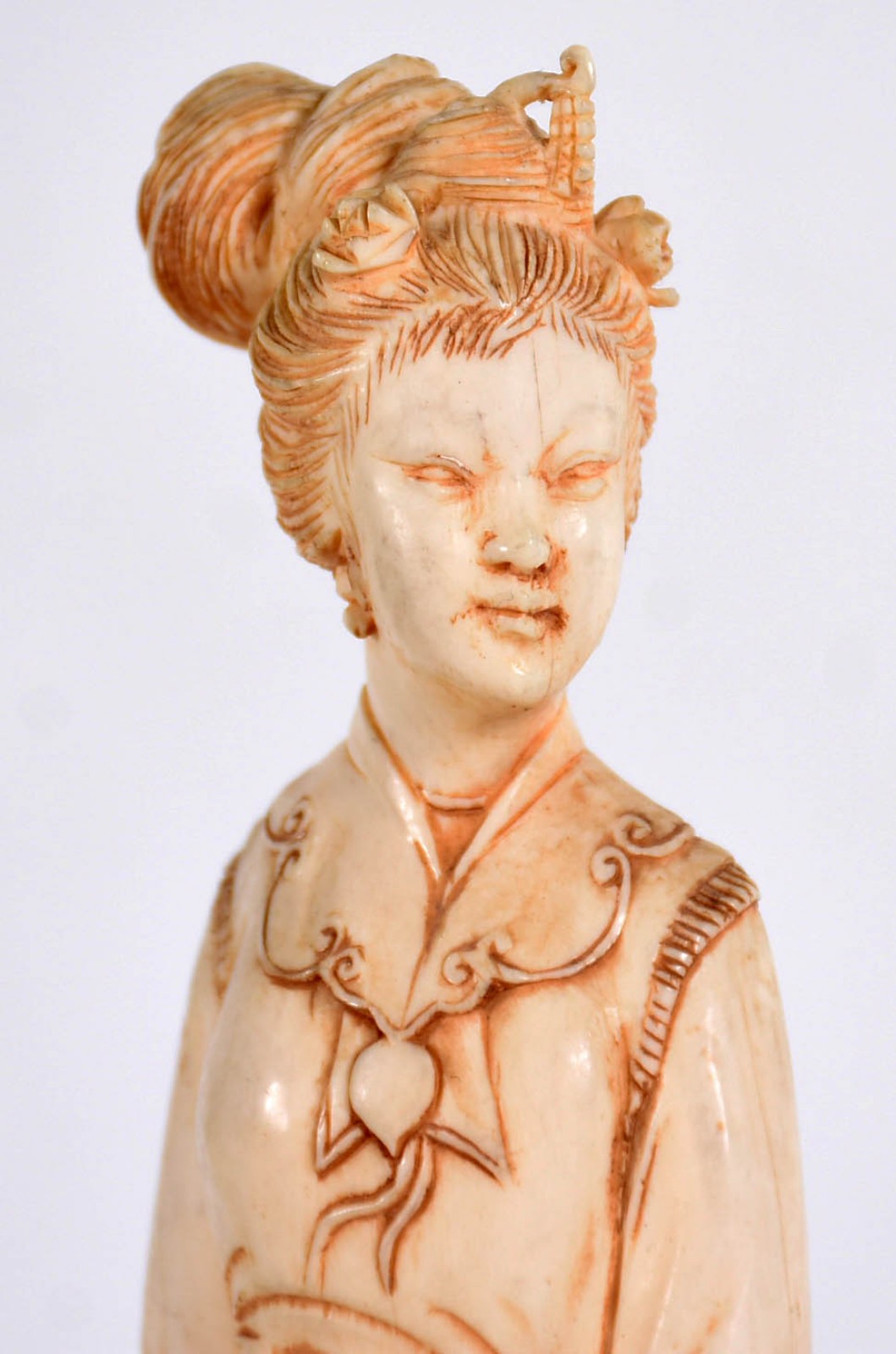 Estatueta de marfim oriental representando gueixa com ventarola, base... - foto 1 de 3