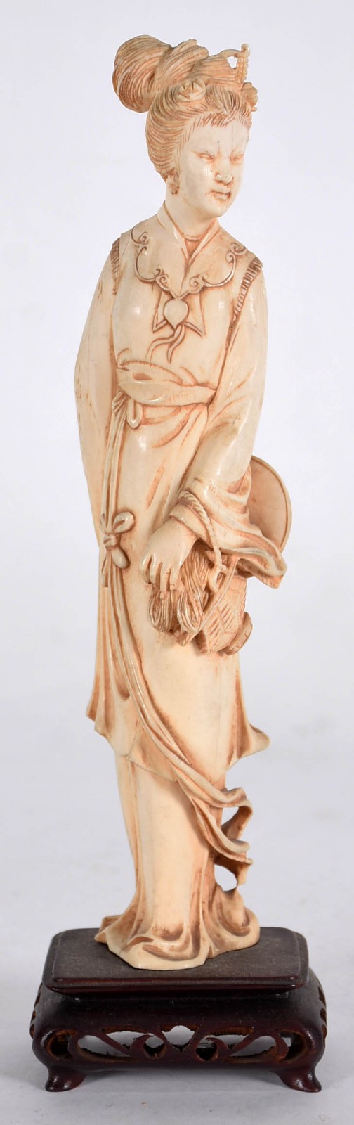 Estatueta de marfim oriental representando gueixa com ventarola, base... - foto 2 de 3