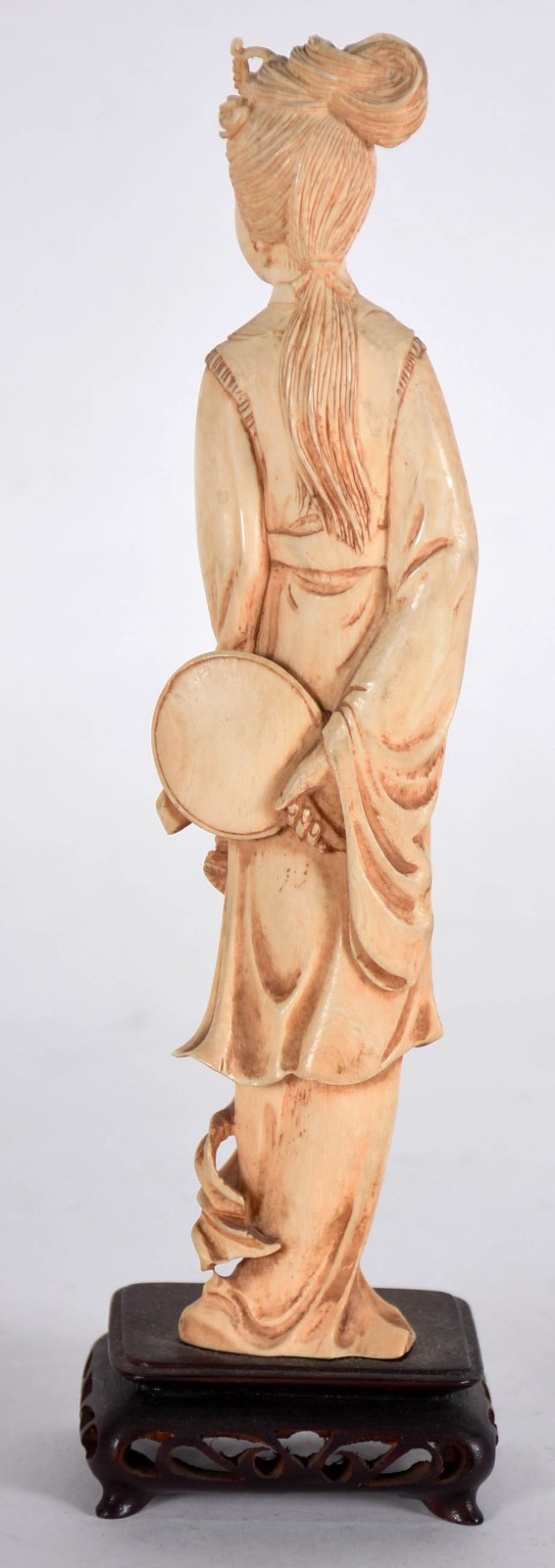Estatueta de marfim oriental representando gueixa com ventarola, base... - foto 3 de 3