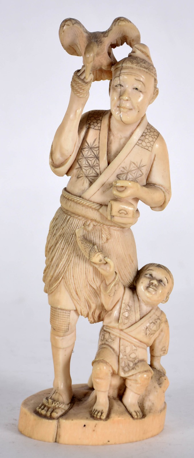 Estatueta de marfim chines representando Homem com pássaro e criança... - foto 1 de 4