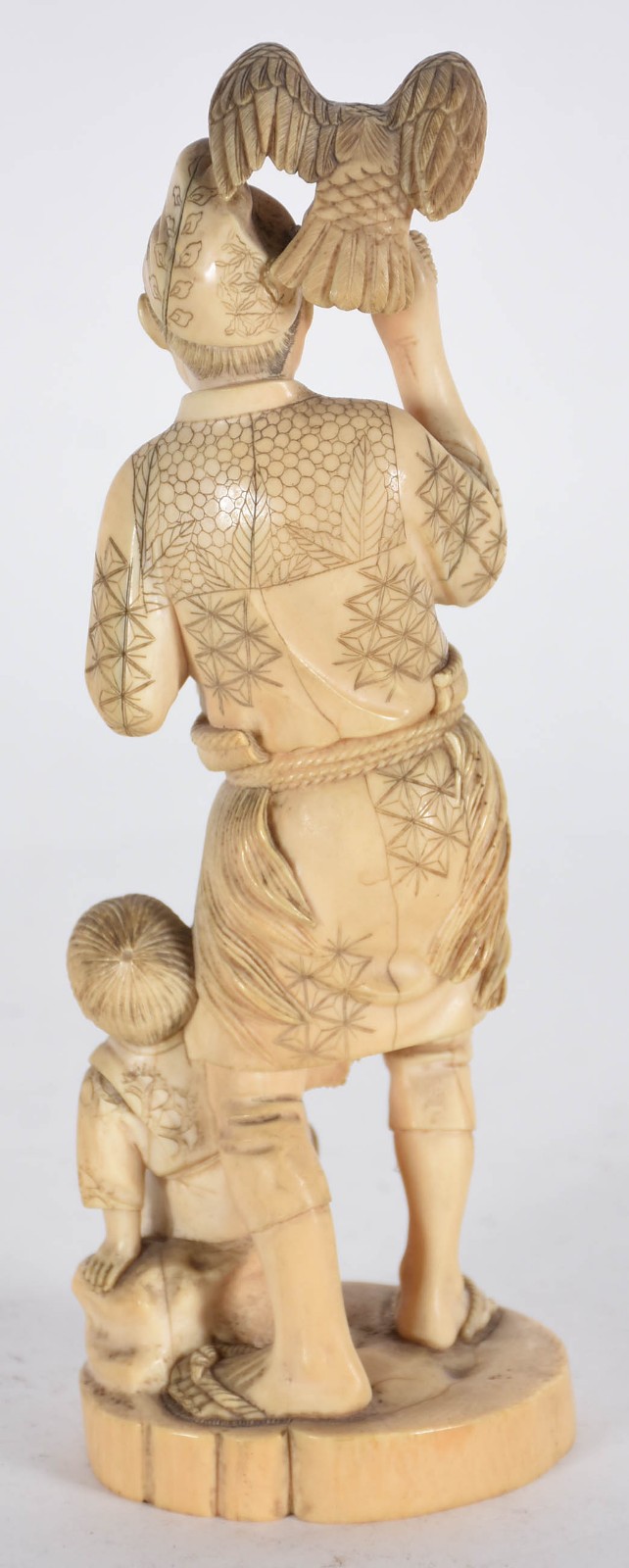 Estatueta de marfim chines representando Homem com pássaro e criança... - foto 2 de 4