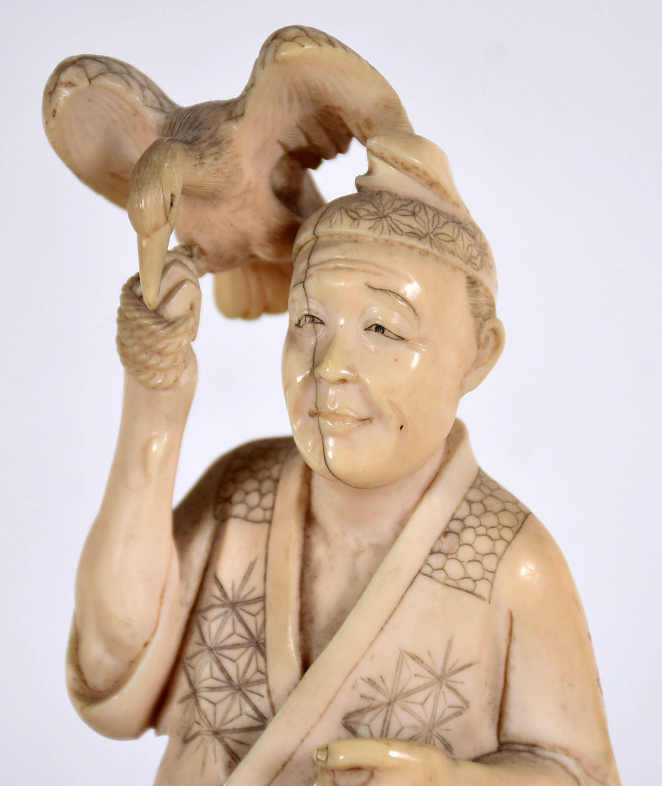 Estatueta de marfim chines representando Homem com pássaro e criança... - foto 3 de 4